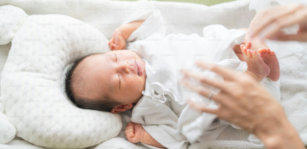 Newborn in diaper resting comfortably, highlighting diaper size by weight